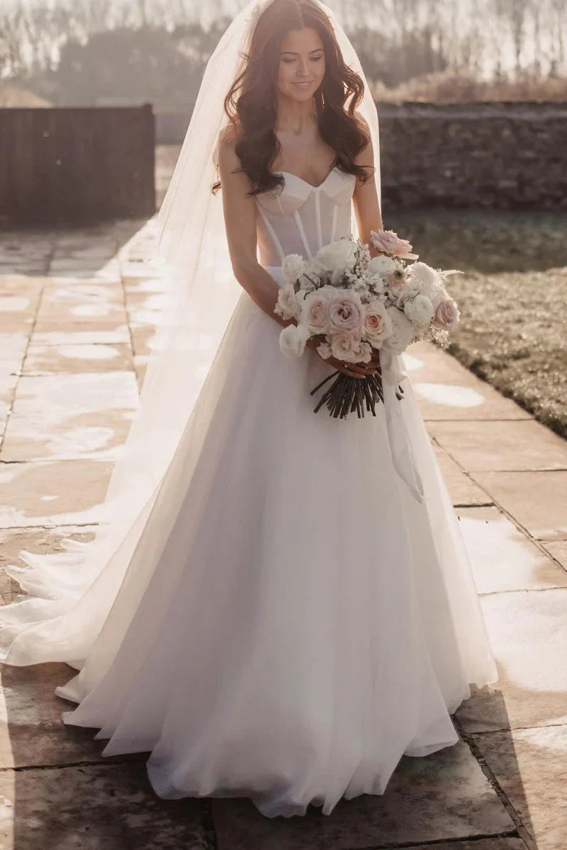 Vestidos de novia de tul con escote en forma de corazón y brillantes con corte en A